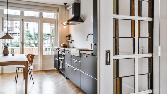 Tips Memilih Perabotan yang Cocok untuk Dapur Terbuka Estetik