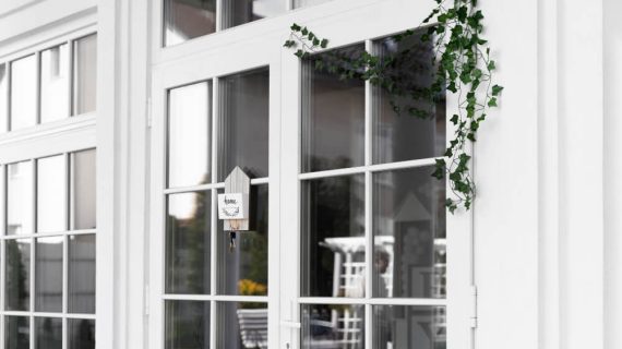 Rumah dengan UPVC Berpadu dengan Kombinasi Warna Ungu